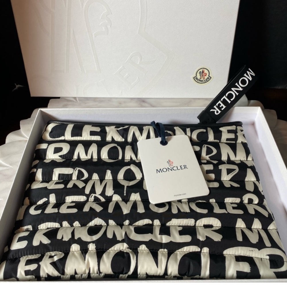 Moncler clutch bag ⛷️ - Picture 2 of 4